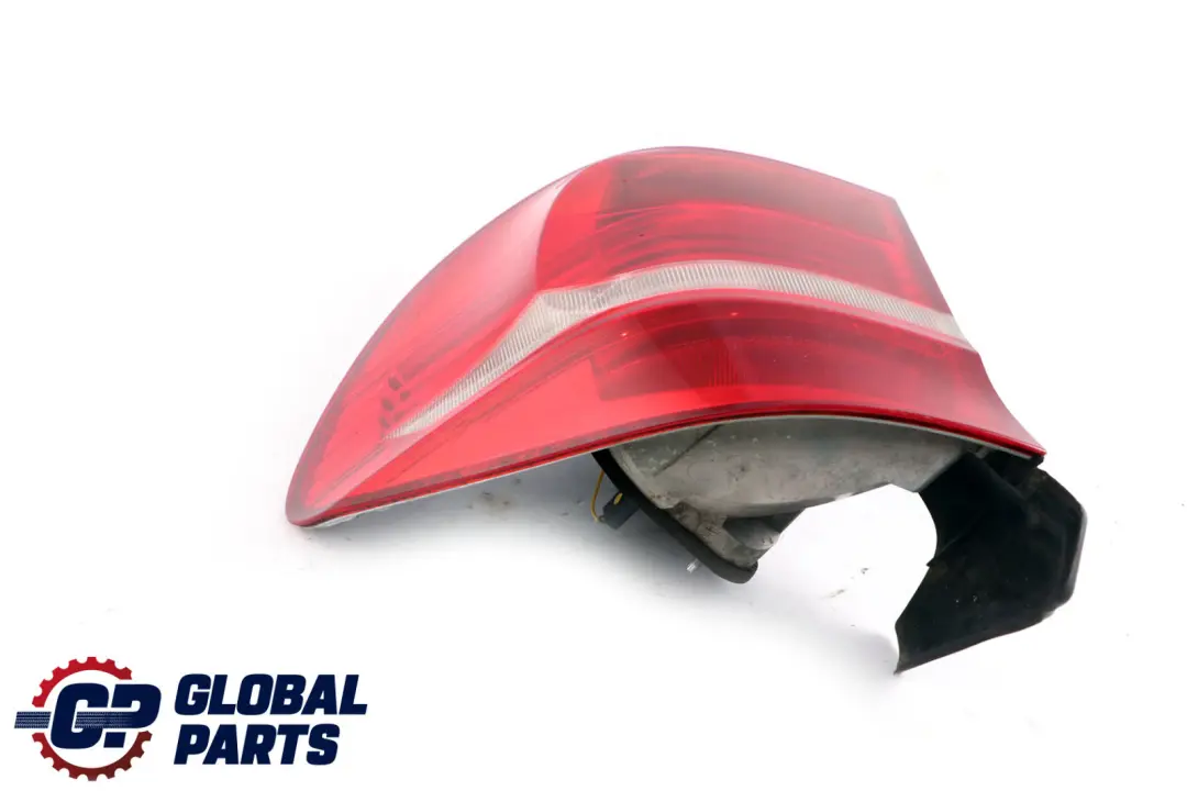 Lampa Tylna W Błotnik Prawy Tył do BMW X5 E70 o numerze 7200818 BMW X5 E70 Lampa Tylna W Błotnik Prawy Tył - SKU 7200818 - Numer Części 7200818