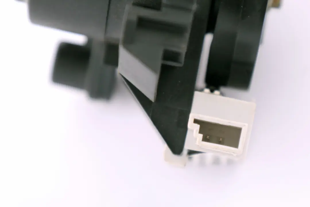 Zamek Klapy Bagażnika do BMW E60 E60 Lci o numerze 51247201534 BMW E60 E60 Lci Zamek Klapy Bagażnika - SKU 7201534 - Numer Części 51247201534