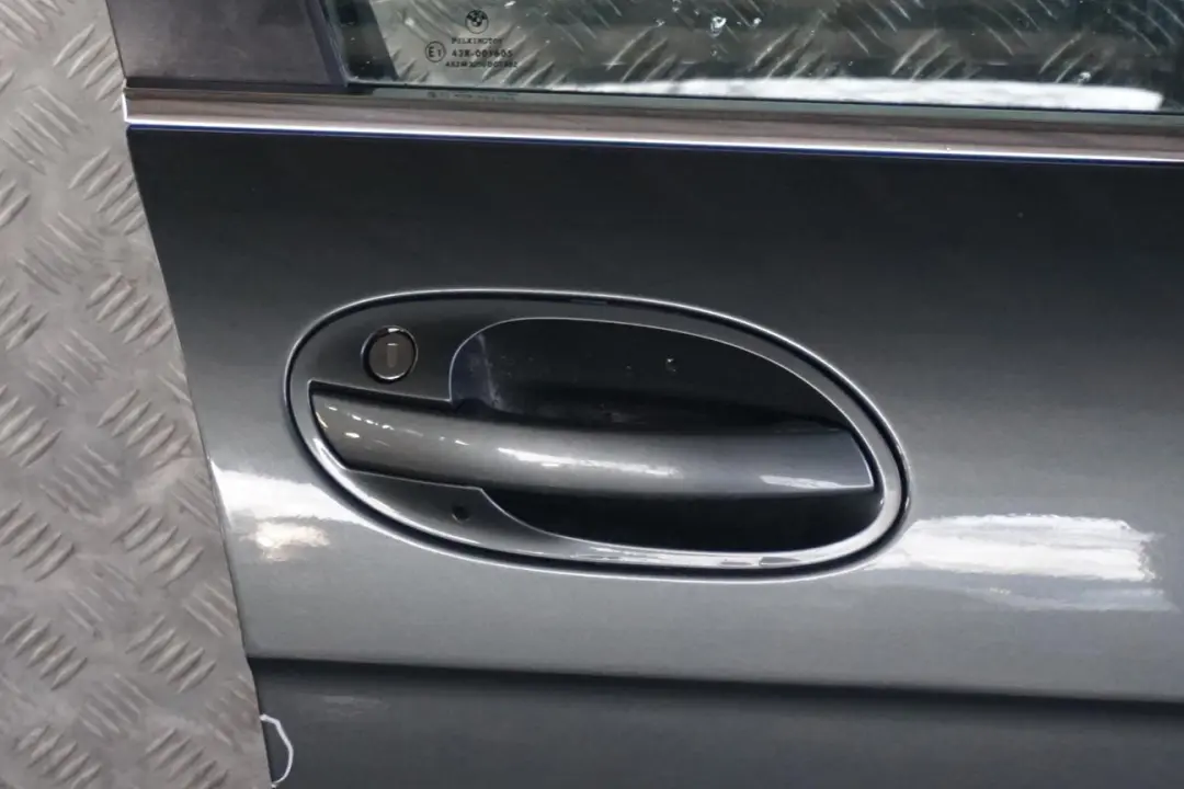 Puerta Delantera Derecha Titangrau Titan Gris - A36 para BMW E65 E66 1 con número de pieza 7202082 BMW E65 E66 1 Puerta Delantera Derecha Titangrau Titan Gris - A36 - SKU 7202082-TGR1 - Número de pieza 7202082
