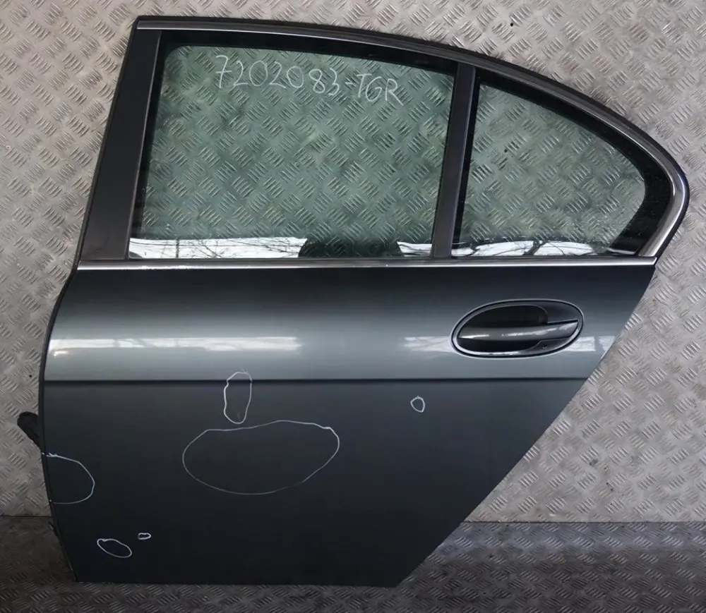 Puerta Trasera Izquierda Titangrau Titan Grey Metallic - A36 para BMW E65 con número de pieza 7202083 BMW E65 Puerta Trasera Izquierda Titangrau Titan Grey Metallic - A36 - SKU 7202083-TGR - Número de pieza 7202083