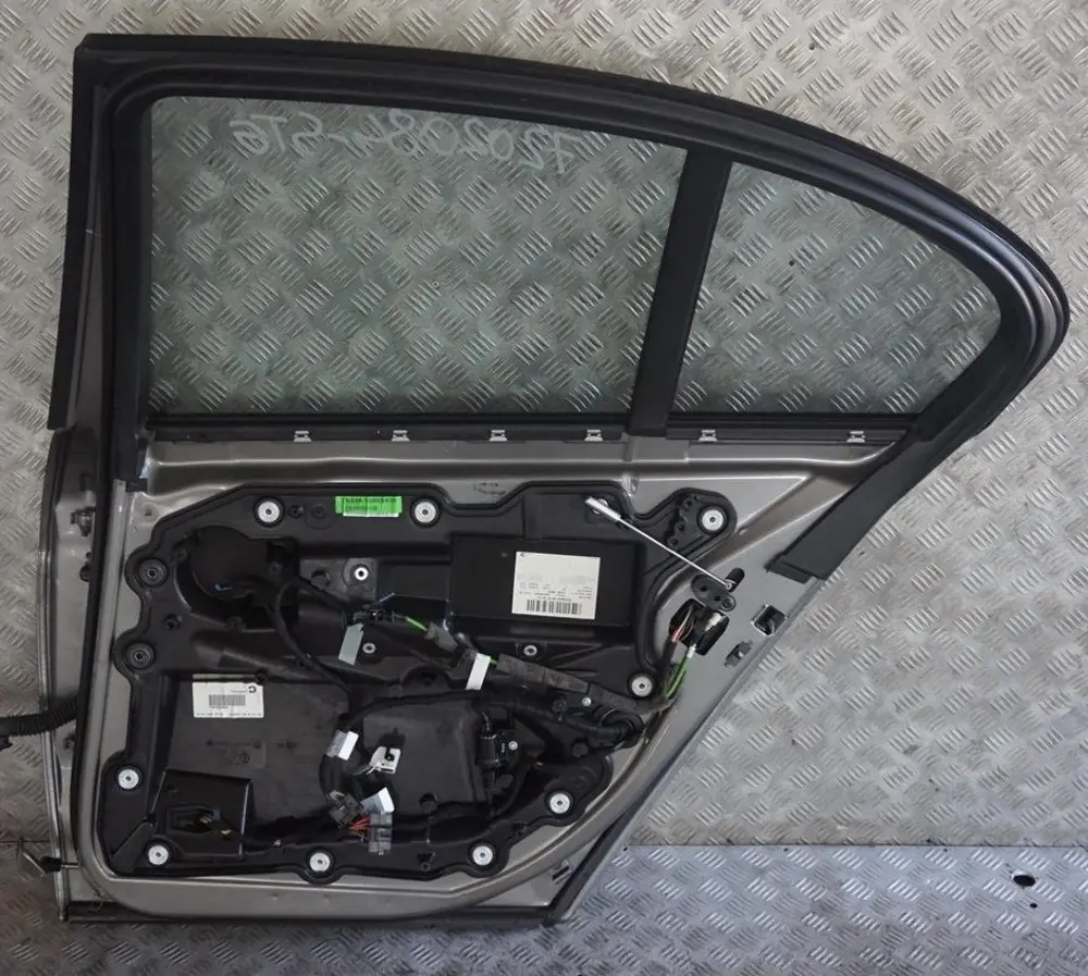 Beifahrer Tür Hinten Rechts Sterlinggrau Grau Metallic - 472 für BMW 7 er E65 1 mit Teilenummer 7202084 BMW 7 er E65 1 Beifahrer Tür Hinten Rechts Sterlinggrau Grau Metallic - 472 - SKU 7202084-STG - Teilenummer 7202084