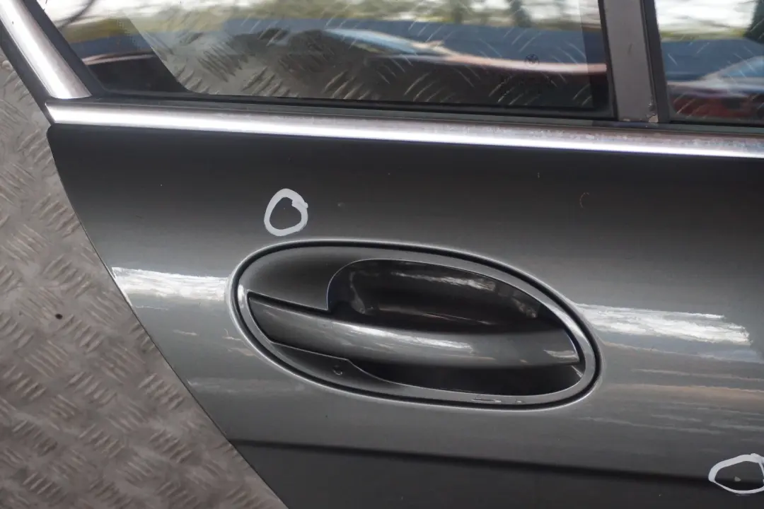 Beifahrer Tür Hinten Rechts Titangrau Titan Grey Metallic A36 für BMW 7 er E65 mit Teilenummer 7202084 BMW 7 er E65 Beifahrer Tür Hinten Rechts Titangrau Titan Grey Metallic A36 - SKU 7202084-TGR - Teilenummer 7202084