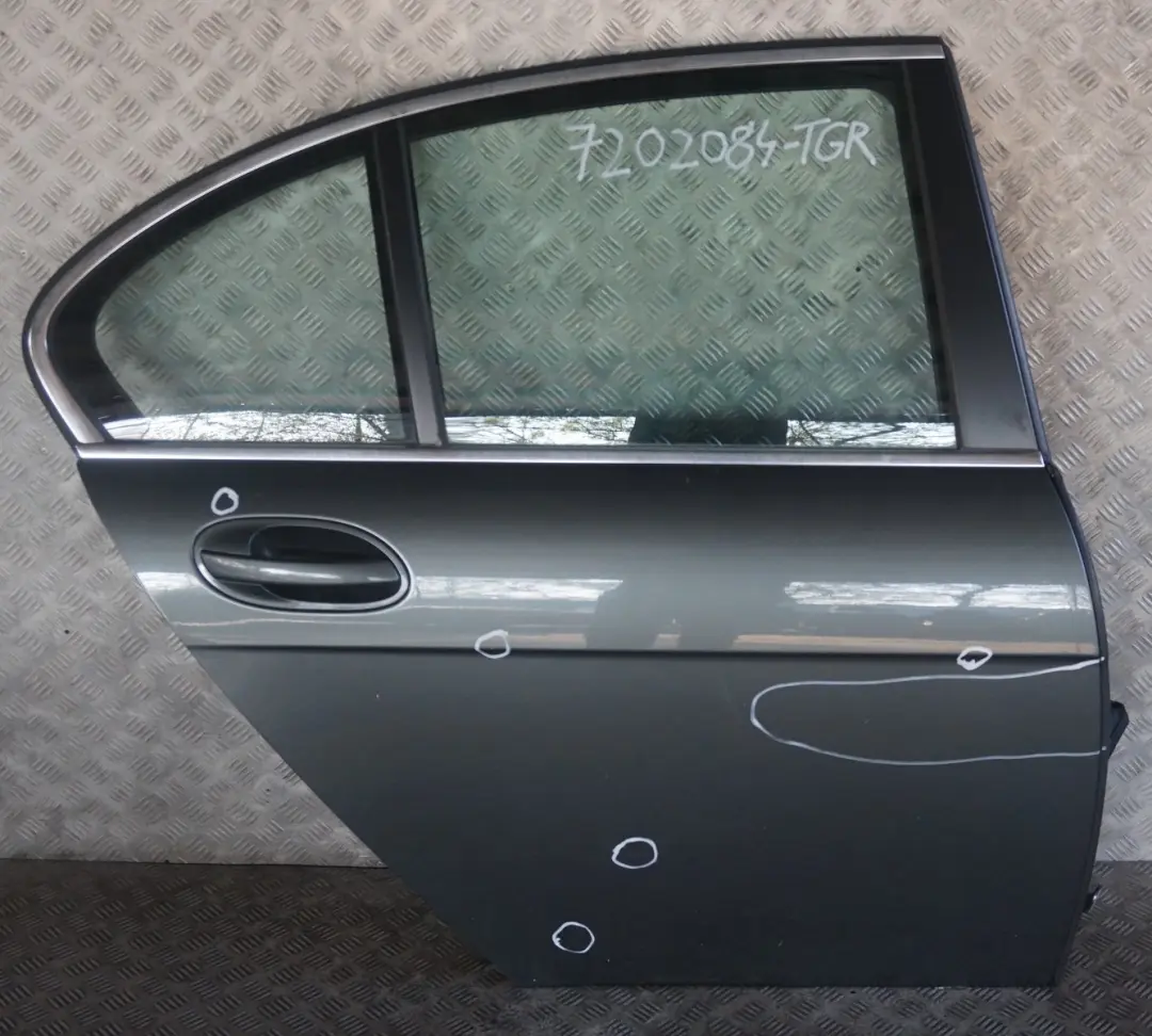 Beifahrer Tür Hinten Rechts Titangrau Titan Grey Metallic A36 für BMW 7 er E65 mit Teilenummer 7202084 BMW 7 er E65 Beifahrer Tür Hinten Rechts Titangrau Titan Grey Metallic A36 - SKU 7202084-TGR - Teilenummer 7202084