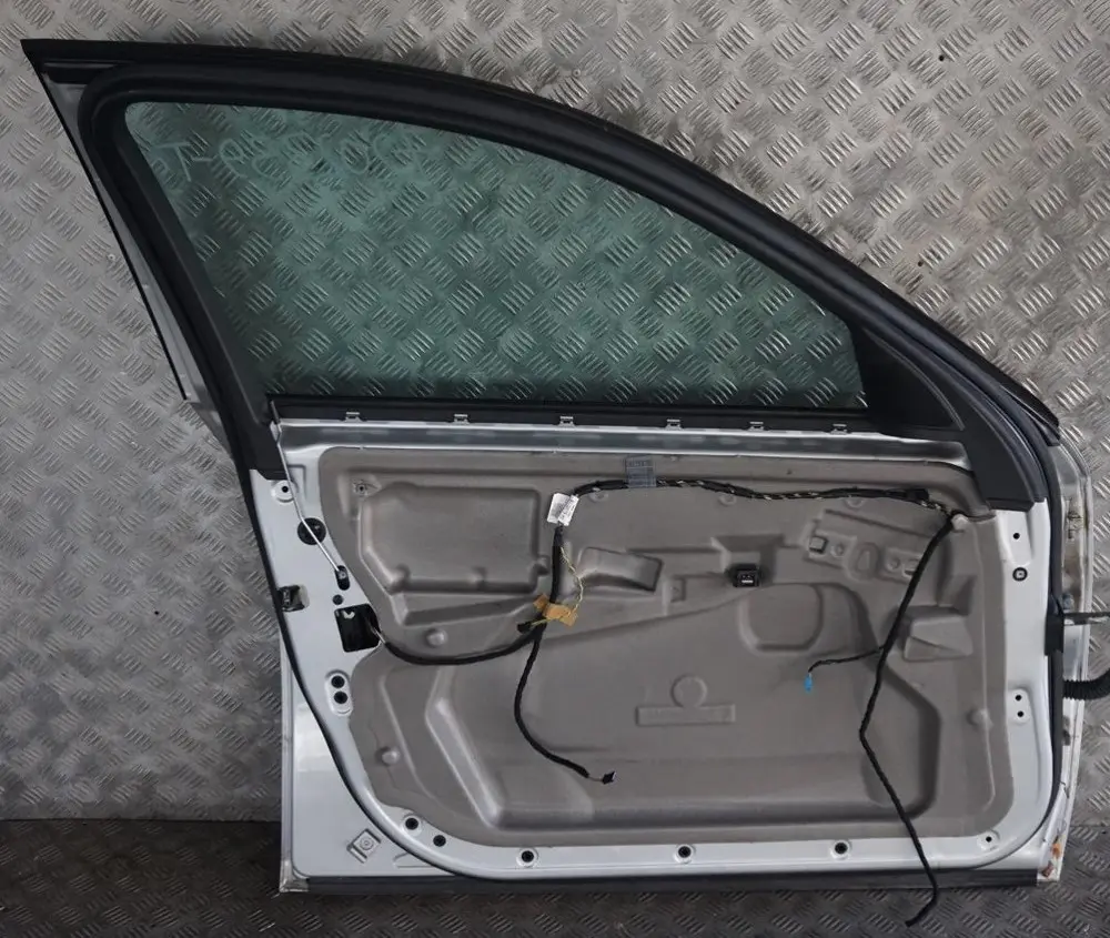 Drzwi lewe przednie titansilber do BMW E60 E61 o numerze 7202339 BMW E60 E61 Drzwi lewe przednie titansilber - SKU 7202339-TS6 - Numer Części 7202339