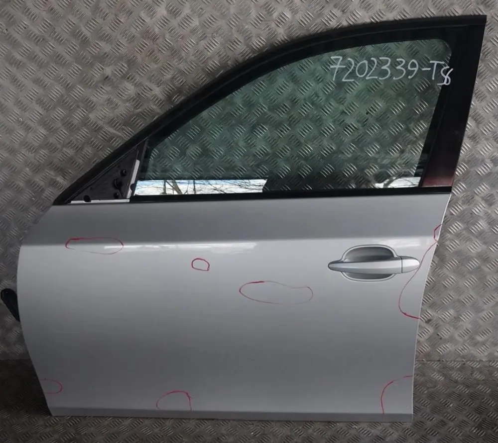 Lato Conducente Porta Frontale SX Argento-Titanio Argento per BMW E60 E61 5 con numero di parte 7202339 BMW E60 E61 5 Lato Conducente Porta Frontale SX Argento-Titanio Argento - SKU 7202339-TS6 - Numero di parte 7202339