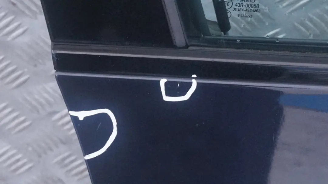 Droite Noir de Carbone - 416 pour BMW E60 E61 LCI Porte avant à propos du numéro de pièce 7202340 BMW E60 E61 LCI Porte avant Droite Noir de Carbone - 416 - SKU 7202340-CAR - Numéro de pièce 7202340