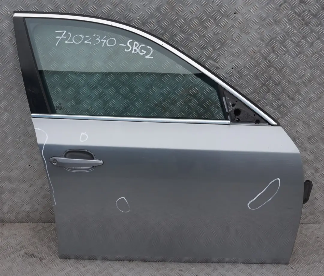 Passeggero Porta Anteriore Destra Grigio Argento Metallizzato per BMW E60 E61 LCI con numero di parte 7202340 BMW E60 E61 LCI Passeggero Porta Anteriore Destra Grigio Argento Metallizzato - SKU 7202340-SBG2 - Numero di parte 7202340