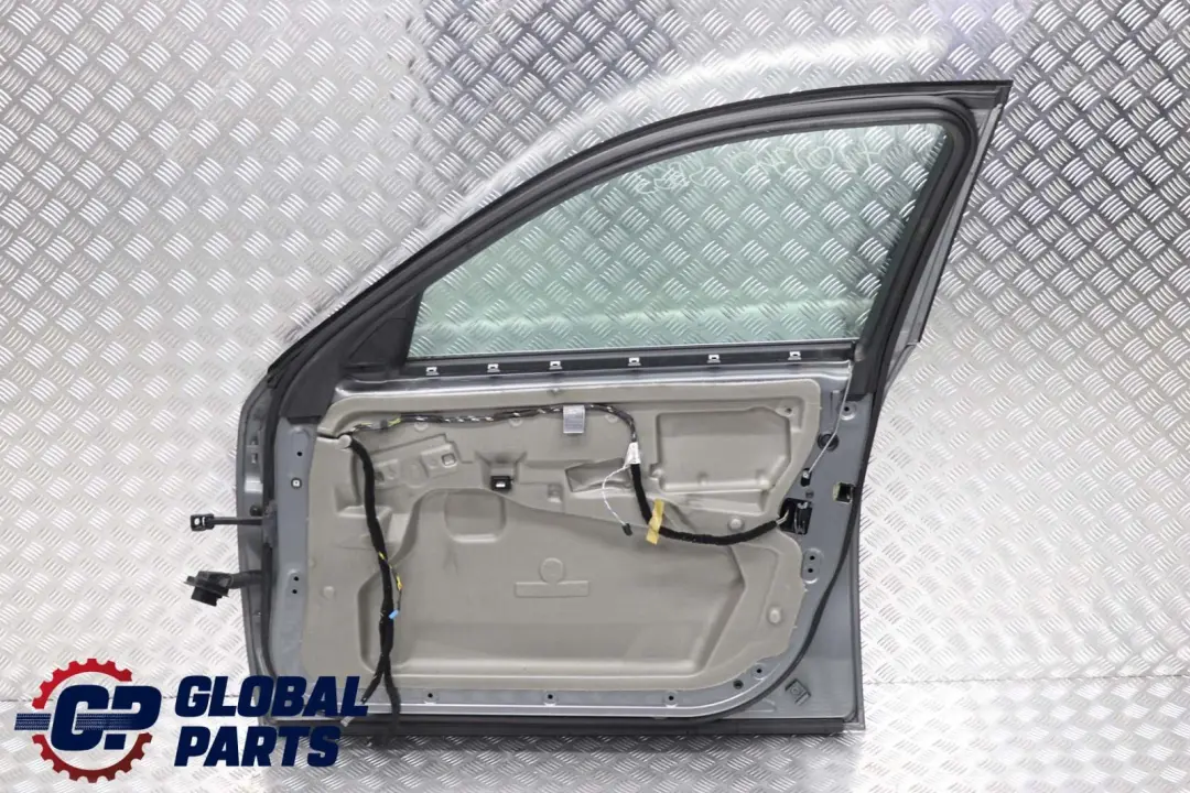 Porta Anteriore Destra Grigio Argento Metallizzato - A08 per BMW E60 E61 3 con numero di parte 7202340 BMW E60 E61 3 Porta Anteriore Destra Grigio Argento Metallizzato - A08 - SKU 7202340-SBG3 - Numero di parte 7202340