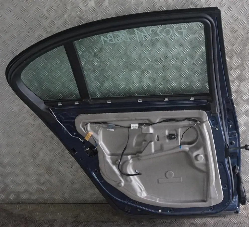 Porta Posteriore Sinistra Blu Acque Profonde Blu Metallizzato - A76 per BMW E60 con numero di parte 7202341 BMW E60 Porta Posteriore Sinistra Blu Acque Profonde Blu Metallizzato - A76 - SKU 7202341-DSB1 - Numero di parte 7202341