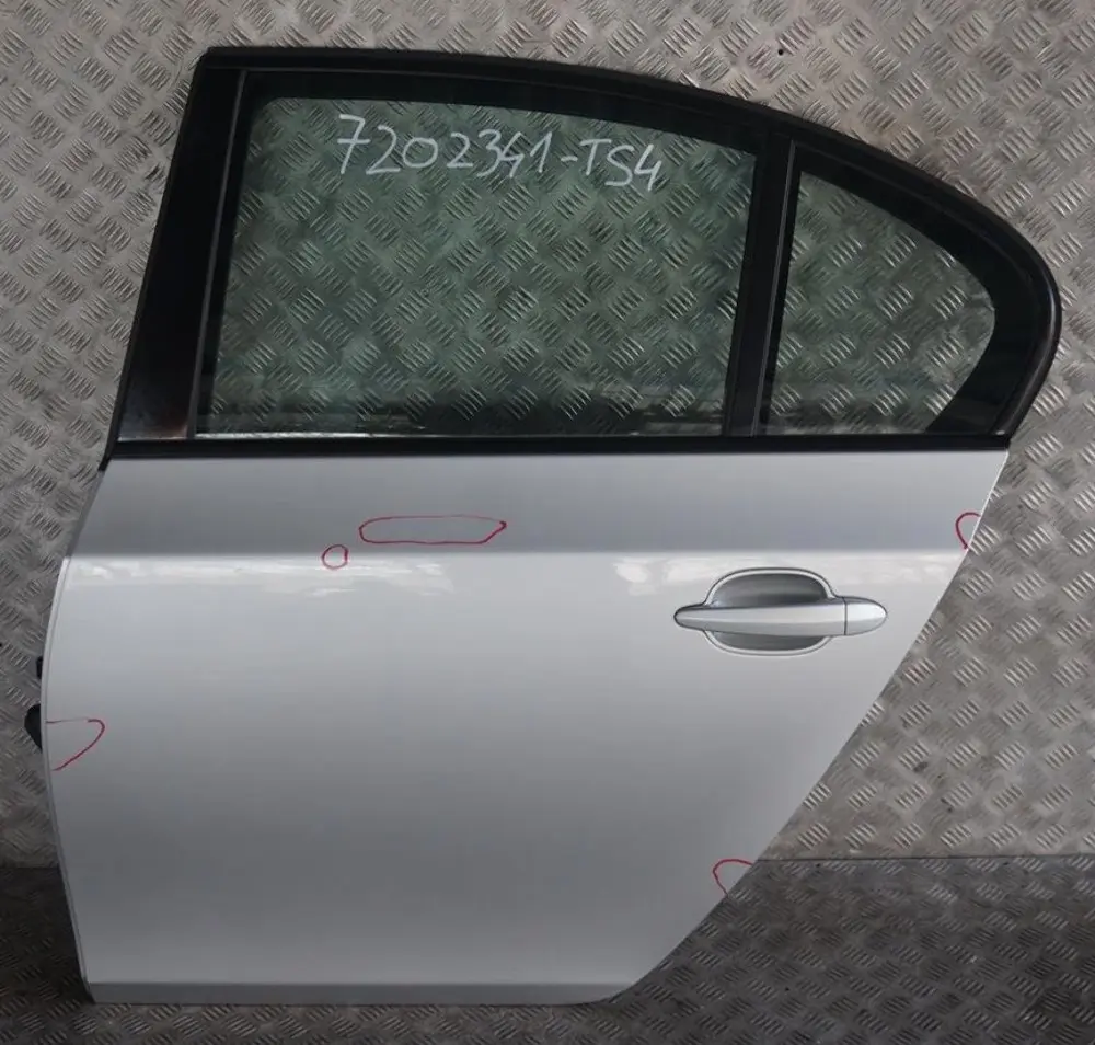 Puerta Trasera Izquierda Titansilber Titan Silver Metallic - 354 para BMW E60 con número de pieza 7202341 BMW E60 Puerta Trasera Izquierda Titansilber Titan Silver Metallic - 354 - SKU 7202341-TS4 - Número de pieza 7202341