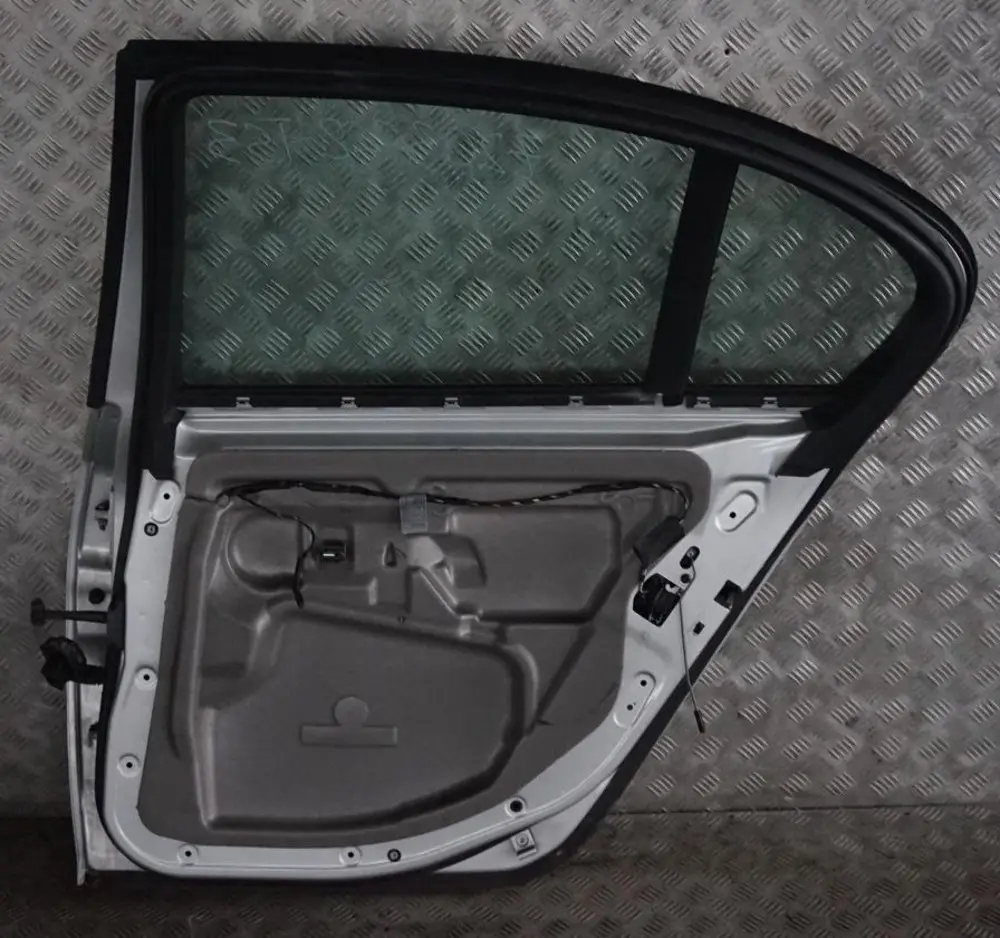Passeggero Porta Posteriore Destra Argento-Titanio Argento per BMW E60 LCI 3 con numero di parte 7202342 BMW E60 LCI 3 Passeggero Porta Posteriore Destra Argento-Titanio Argento - SKU 7202342-TS3 - Numero di parte 7202342