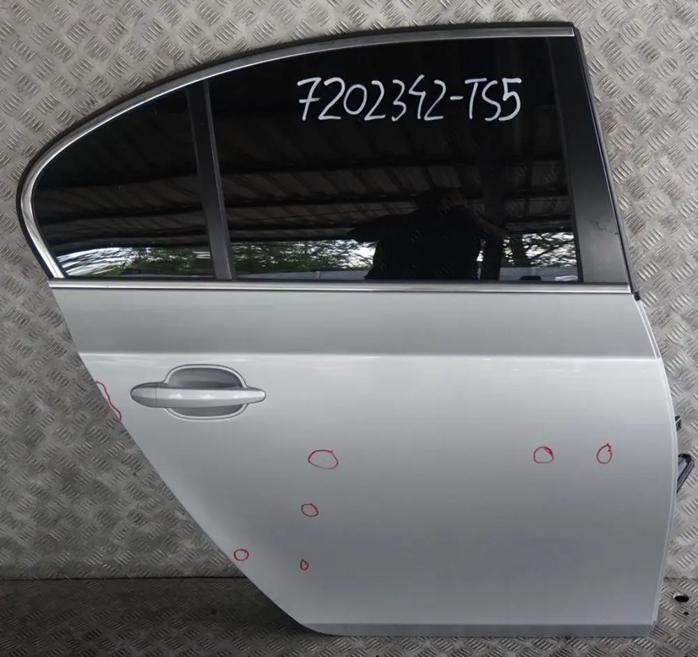 Tür Hinten Rechts Titansilber Silber Metallic 354 für BMW 5 er E60 LCI 5 mit Teilenummer 7202342 BMW 5 er E60 LCI 5 Tür Hinten Rechts Titansilber Silber Metallic 354 - SKU 7202342-TS5 - Teilenummer 7202342