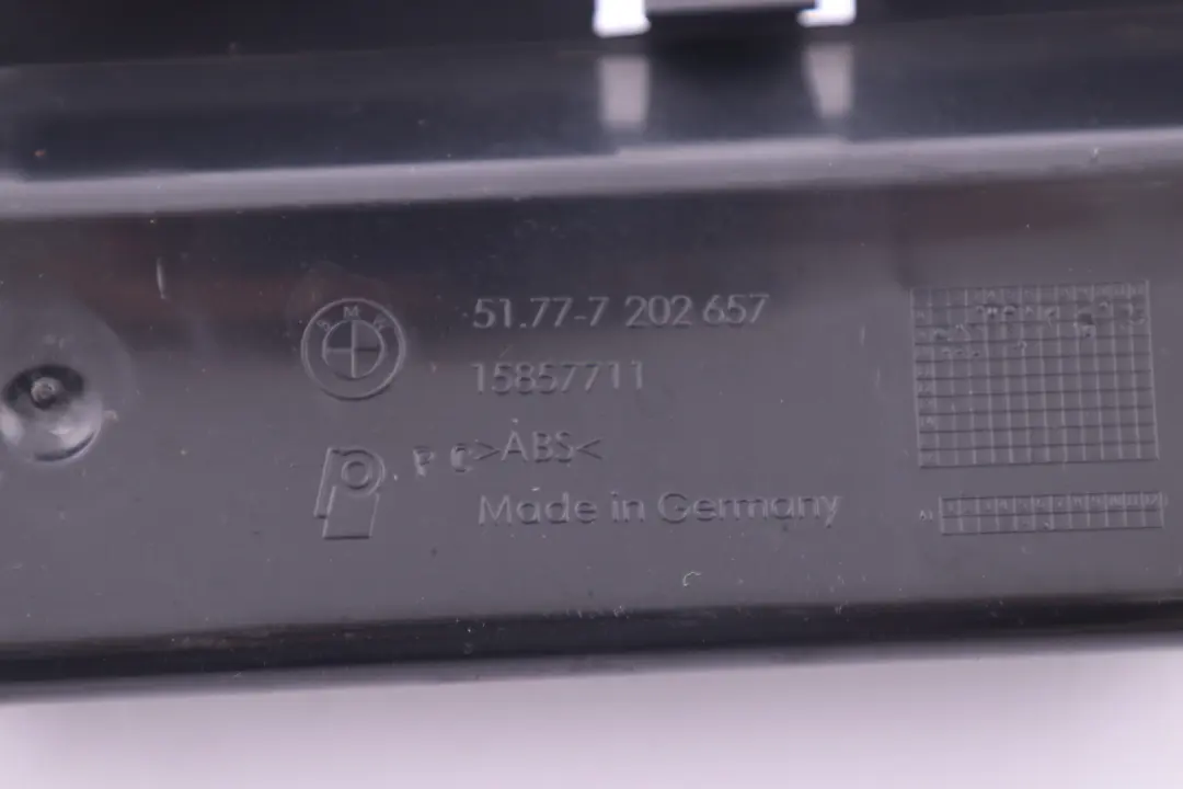 Tira de sujeción del faldón de la puerta izquierda L2 para BMW E90 E91 LCI con número de pieza 7202657 BMW E90 E91 LCI Tira de sujeción del faldón de la puerta izquierda L2 - SKU 7202657 - Número de pieza 7202657