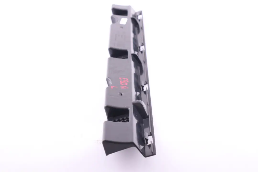 Tira de sujeción del faldón de la puerta izquierda L2 para BMW E90 E91 LCI con número de pieza 7202657 BMW E90 E91 LCI Tira de sujeción del faldón de la puerta izquierda L2 - SKU 7202657 - Número de pieza 7202657