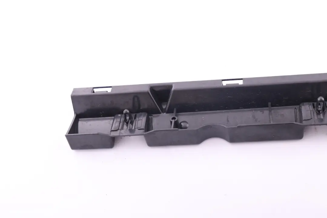 Tira de sujeción del faldón de la puerta izquierda L2 para BMW E90 E91 LCI con número de pieza 7202657 BMW E90 E91 LCI Tira de sujeción del faldón de la puerta izquierda L2 - SKU 7202657 - Número de pieza 7202657