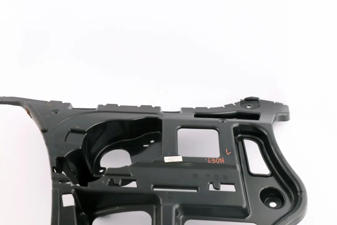 Mocowanie uchwyt ślizg zderzaka tył lewy do BMW E90 LCI o numerze 7202667 BMW E90 LCI Mocowanie uchwyt ślizg zderzaka tył lewy - SKU 7202667 - Numer Części 7202667