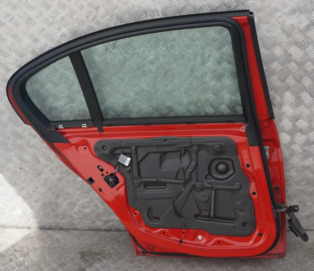 Puerta Trasera Izquierda Japan Rot Rojo - 438 para BMW Serie 3 1 E90 E90N con número de pieza 7203647 BMW Serie 3 1 E90 E90N Puerta Trasera Izquierda Japan Rot Rojo - 438 - SKU 7203647-JR1 - Número de pieza 7203647