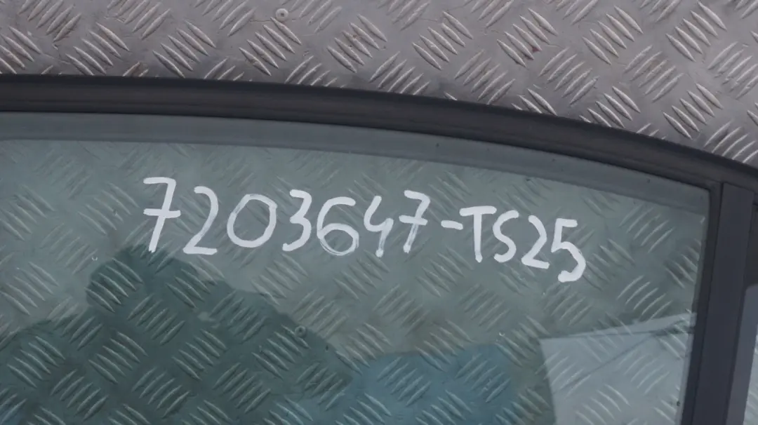Drzwi lewe tylne tył titansilber 354 do BMW 3 E90 o numerze 7203647 BMW 3 E90 Drzwi lewe tylne tył titansilber 354 - SKU 7203647-TS25 - Numer Części 7203647