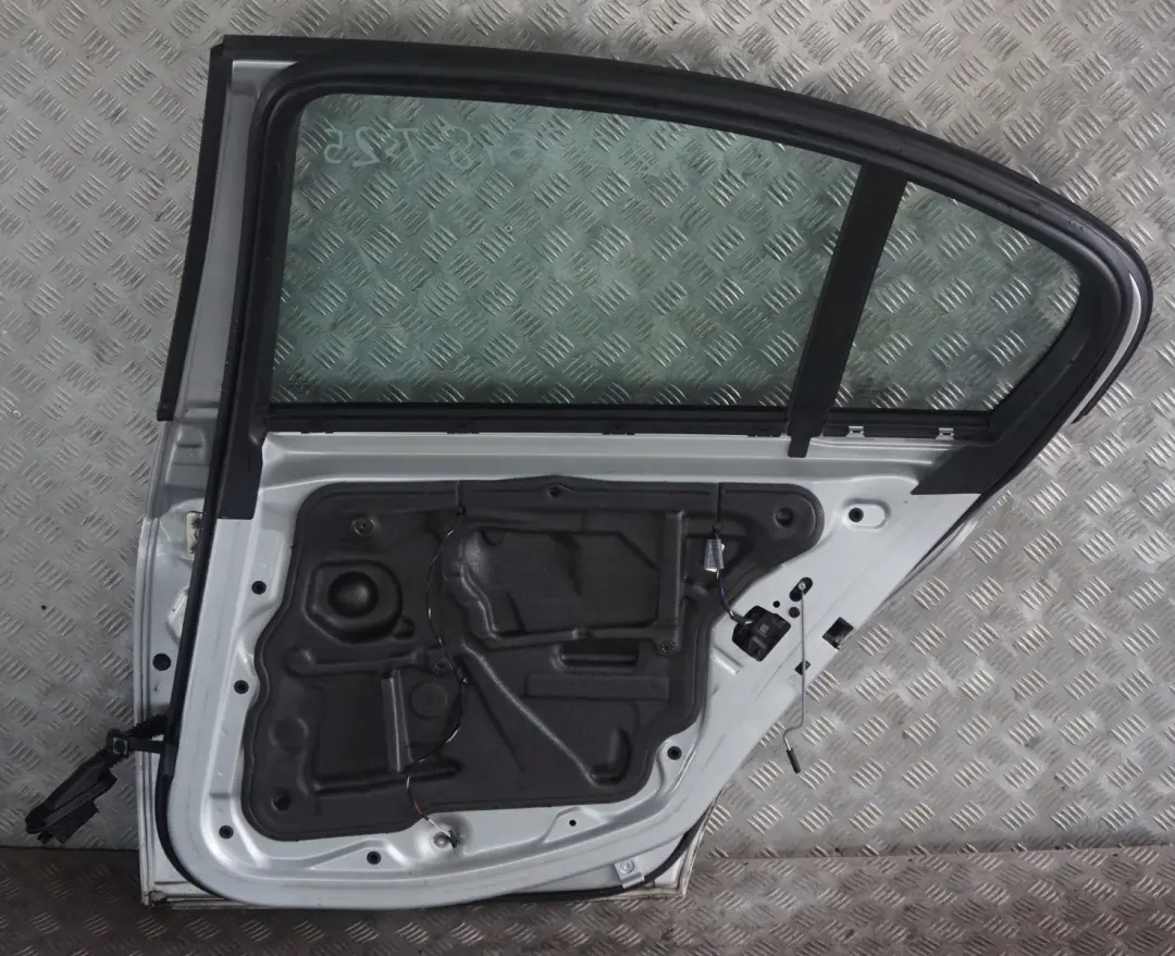 Beifahrer Tür hinten rechts Titansilber Silber 354 für BMW 3 er E90 LCI mit Teilenummer 7203648 BMW 3 er E90 LCI Beifahrer Tür hinten rechts Titansilber Silber 354 - SKU 7203648-TS25 - Teilenummer 7203648