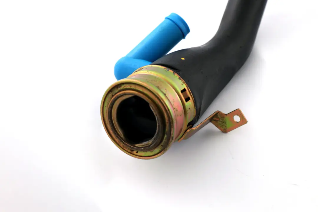 Bocchetta Plastica Benzina per BMW E81 E87 E87N LCI 116i 118i con numero di parte 16117203748 BMW E81 E87 E87N LCI 116i 118i Bocchetta Plastica Benzina - SKU 7203748 - Numero di parte 16117203748