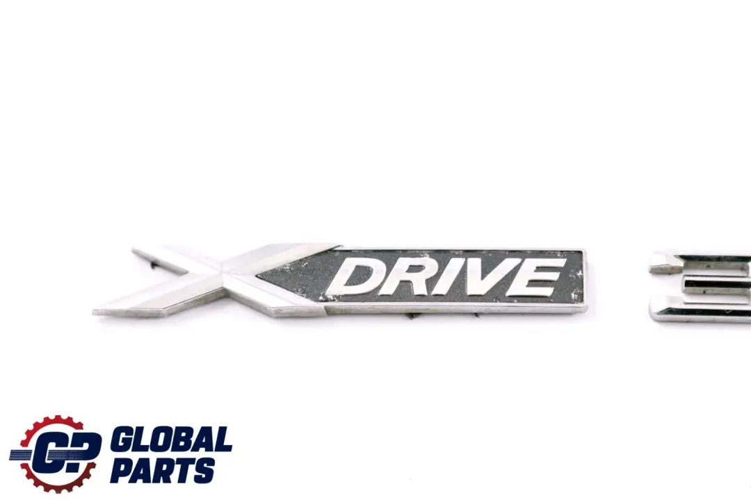 Lettering XDRIVE 30d Emblema Logo Trim Chrome per BMW X6 Serie E71 con numero di parte 7208555 BMW X6 Serie E71 Lettering XDRIVE 30d Emblema Logo Trim Chrome - SKU 7208555 - Numero di parte 7208555