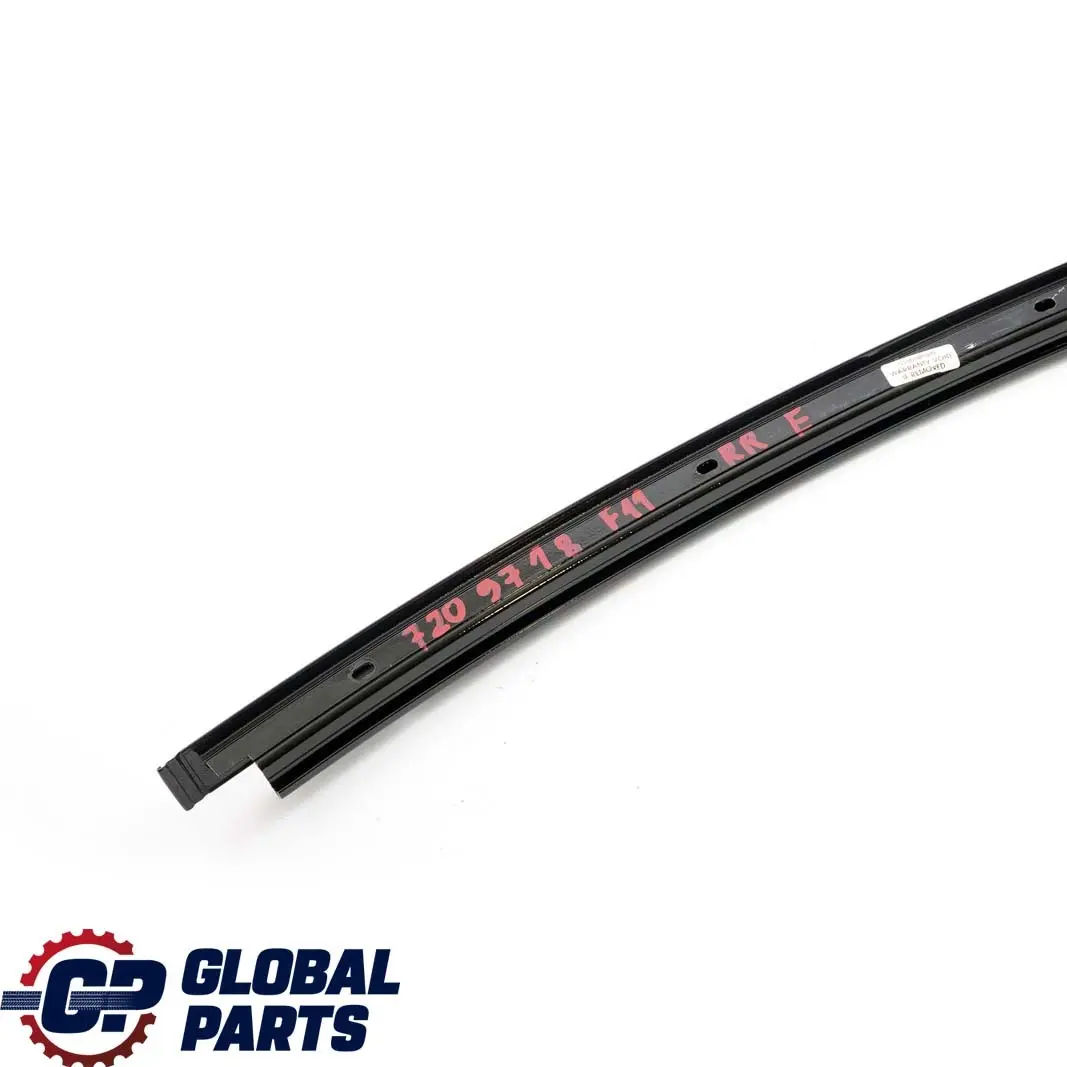 Finestrino Posteriore Destro Guida Web Cover Trim High Gloss per BMW F11 con numero di parte 7209718 BMW F11 Finestrino Posteriore Destro Guida Web Cover Trim High Gloss - SKU 7209718 - Numero di parte 7209718