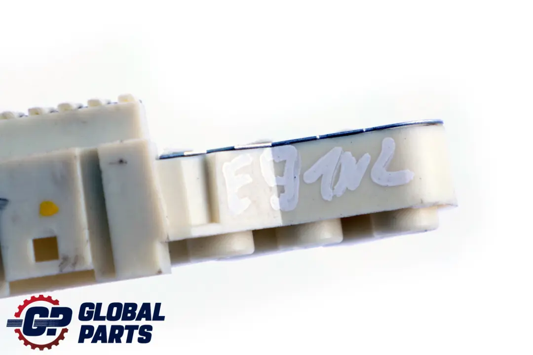 BMW E91 LCI Prise d'ampoule arriere support lampe panneau lateral gauche - SKU 7211217 - Numéro de pièce 7211217