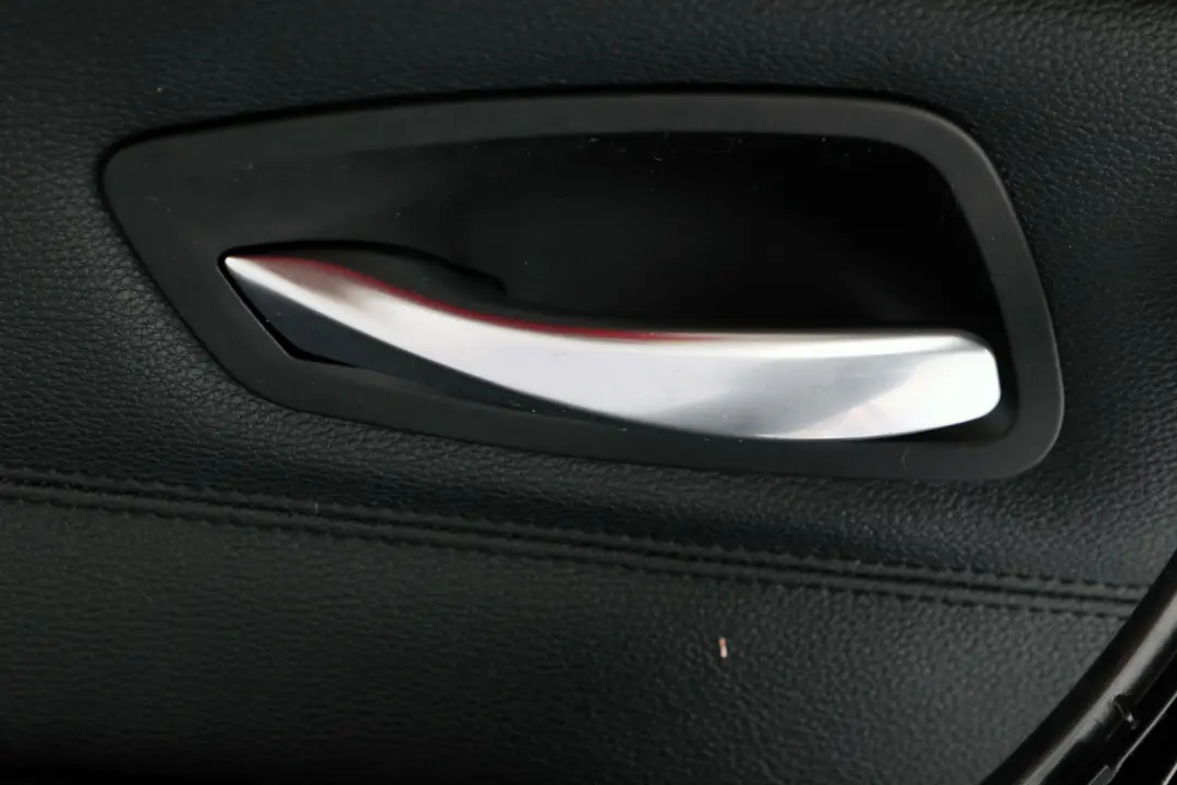 Forro tarjeta puerta cuero negro panel trasero izquierdo para BMW E90 E90N con número de pieza 51427217579 BMW E90 E90N Forro tarjeta puerta cuero negro panel trasero izquierdo - SKU 7217579 - Número de pieza 51427217579