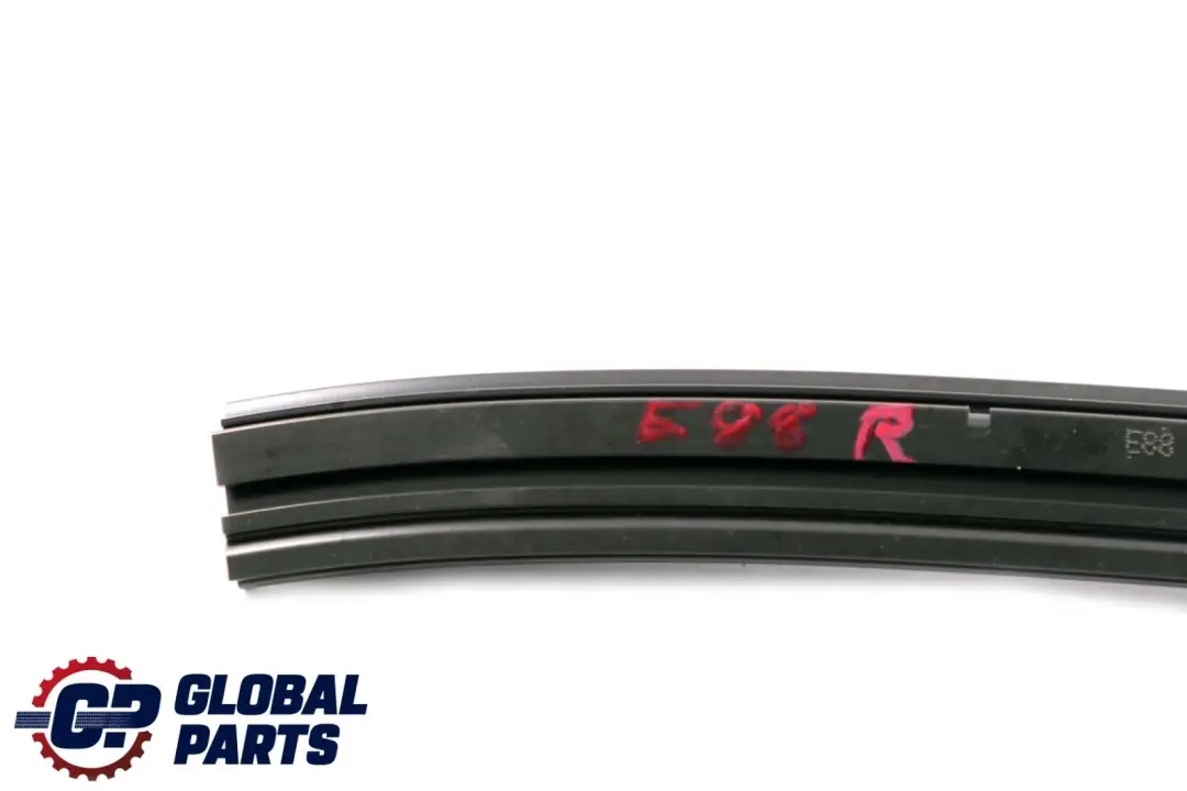 Guarnizione Centrale Telaio Del Tetto Centro Destra per BMW E88 Cabrio con numero di parte 7219110 BMW E88 Cabrio Guarnizione Centrale Telaio Del Tetto Centro Destra - SKU 7219110 - Numero di parte 7219110