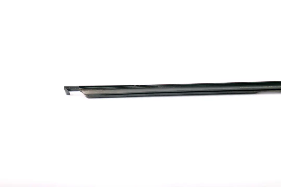 Listwa Szyby Drzwi Prawy Tył Czarny Glanzschwarz do BMW E91 o numerze 7220192 BMW E91 Listwa Szyby Drzwi Prawy Tył Czarny Glanzschwarz - SKU 7220192 - Numer Części 7220192