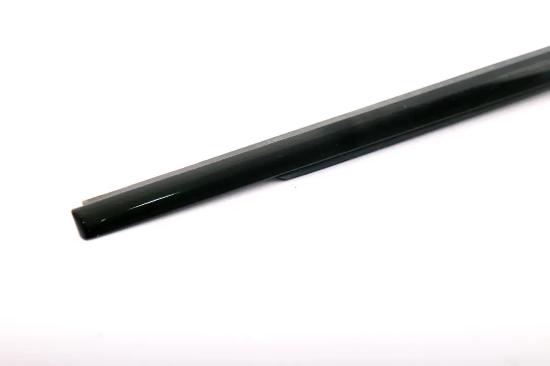 Listwa Szyby Drzwi Prawy Tył Czarny Glanzschwarz do BMW E91 o numerze 7220192 BMW E91 Listwa Szyby Drzwi Prawy Tył Czarny Glanzschwarz - SKU 7220192 - Numer Części 7220192