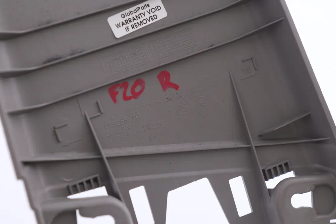 Colonna B Superiore Destra Trim Cover Panel Everest Grey per BMW F20 con numero di parte 7250198 BMW F20 Colonna B Superiore Destra Trim Cover Panel Everest Grey - SKU 7221026 - Numero di parte 7250198