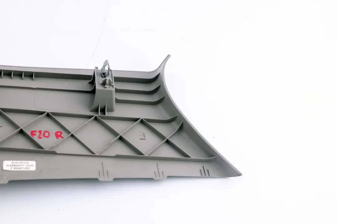 Columna Pilar C Derecha Embellecedor Panel Gris Everestgrau para BMW F20 con número de pieza 7221030 BMW F20 Columna Pilar C Derecha Embellecedor Panel Gris Everestgrau - SKU 7221030 - Número de pieza 7221030