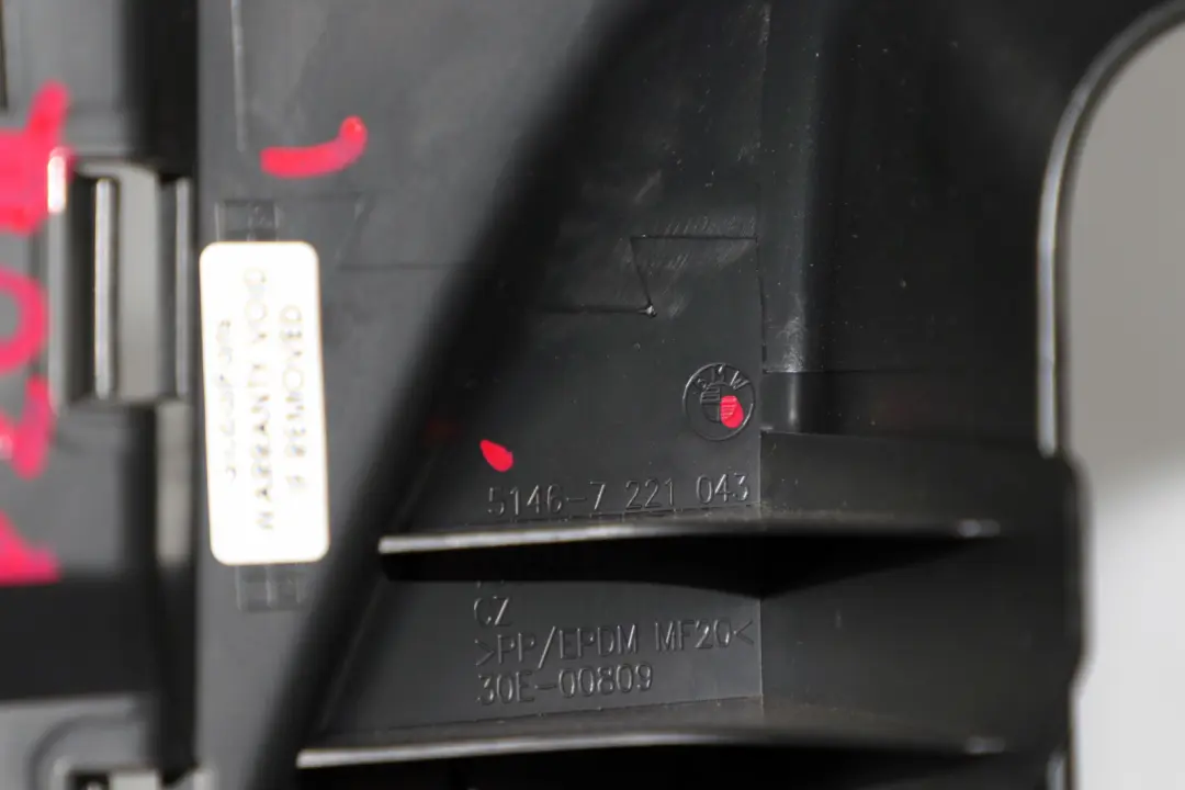 BMW F20 F21 Cache Lunette Arrière Haut-Parleur Surround Gauche Noir - SKU 7221043 - Numéro de pièce 7221043