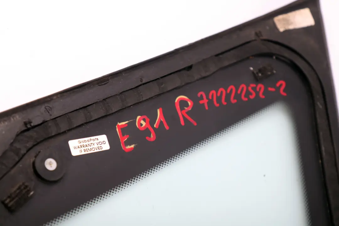 Szyba Karoseryjna Prawa Glanzschwarz Chrom do BMW E91 o numerze 7222252 BMW E91 Szyba Karoseryjna Prawa Glanzschwarz Chrom - SKU 7222252-2 - Numer Części 7222252