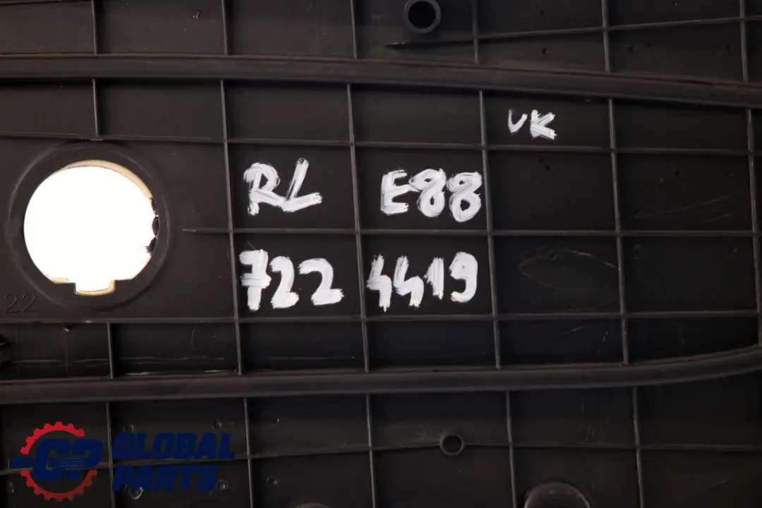 Boczek Tapicerka Drzwi Lewy Tył Skórzany Boston Beige do BMW E88 o numerze 7224419 BMW E88 Boczek Tapicerka Drzwi Lewy Tył Skórzany Boston Beige - SKU 7224419 - Numer Części 7224419