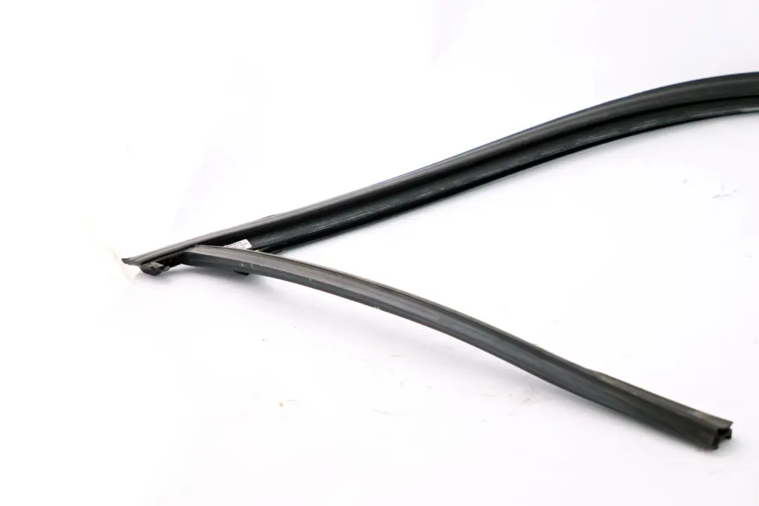 Door Window Guide Front Right O/S Seal to BMW 1 Series F20 with Part number 7240858 BMW 1 Series F20 Door Window Guide Front Right O/S Seal - SKU 7240858 - Part number 7240858