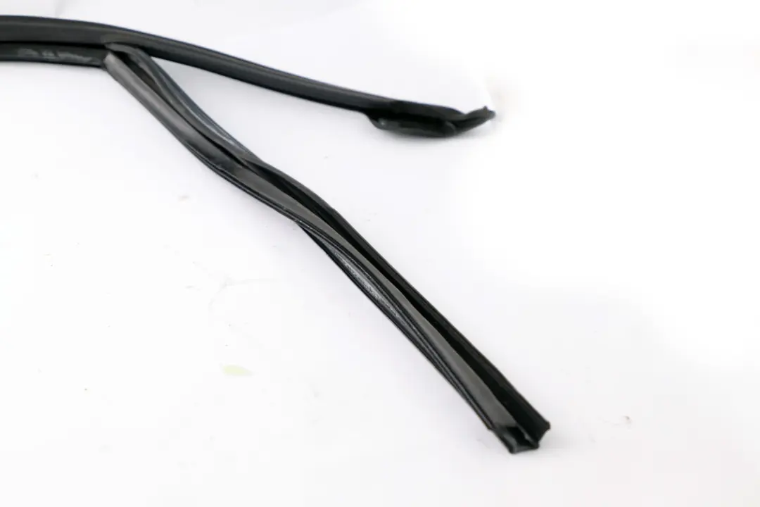 Guia De La ventana De La puerta delantera derecha O / S Seal para BMW F20 con número de pieza 7240858 BMW F20 Guia De La ventana De La puerta delantera derecha O / S Seal - SKU 7240858 - Número de pieza 7240858