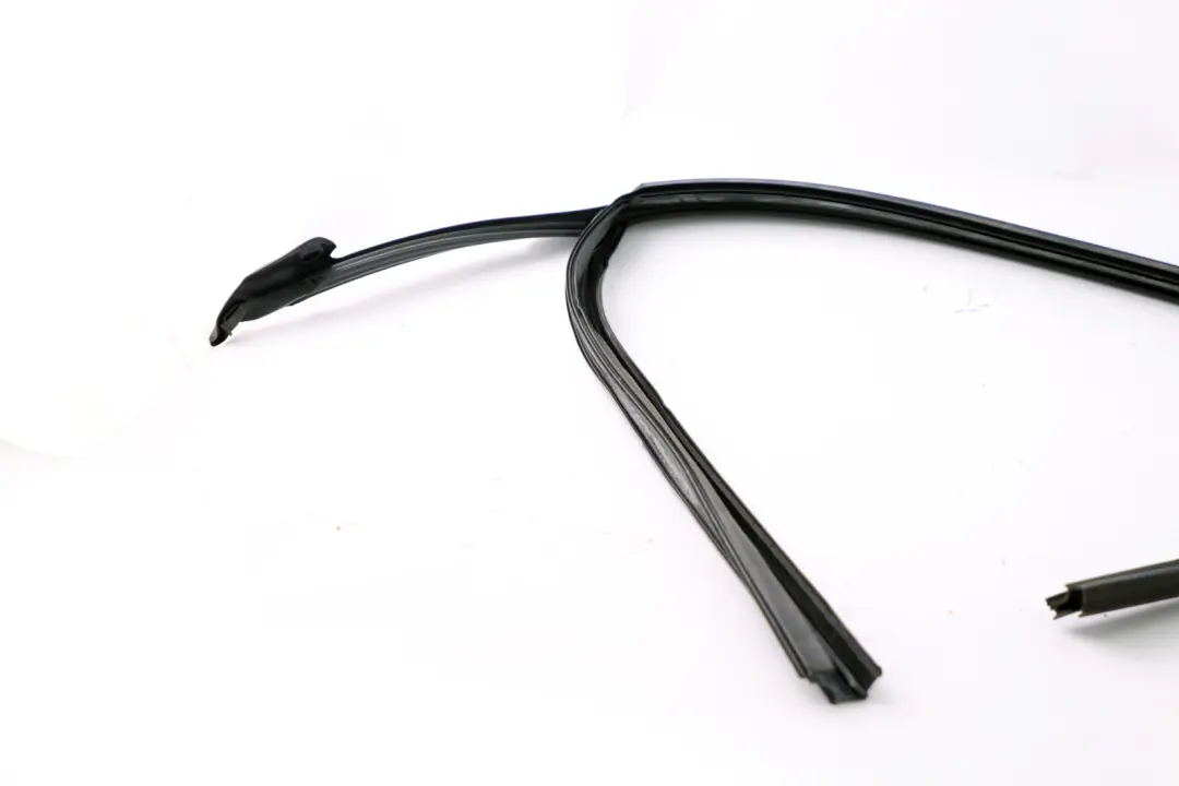 Door Window Guide Front Right O/S Seal to BMW 1 Series F20 with Part number 7240858 BMW 1 Series F20 Door Window Guide Front Right O/S Seal - SKU 7240858 - Part number 7240858