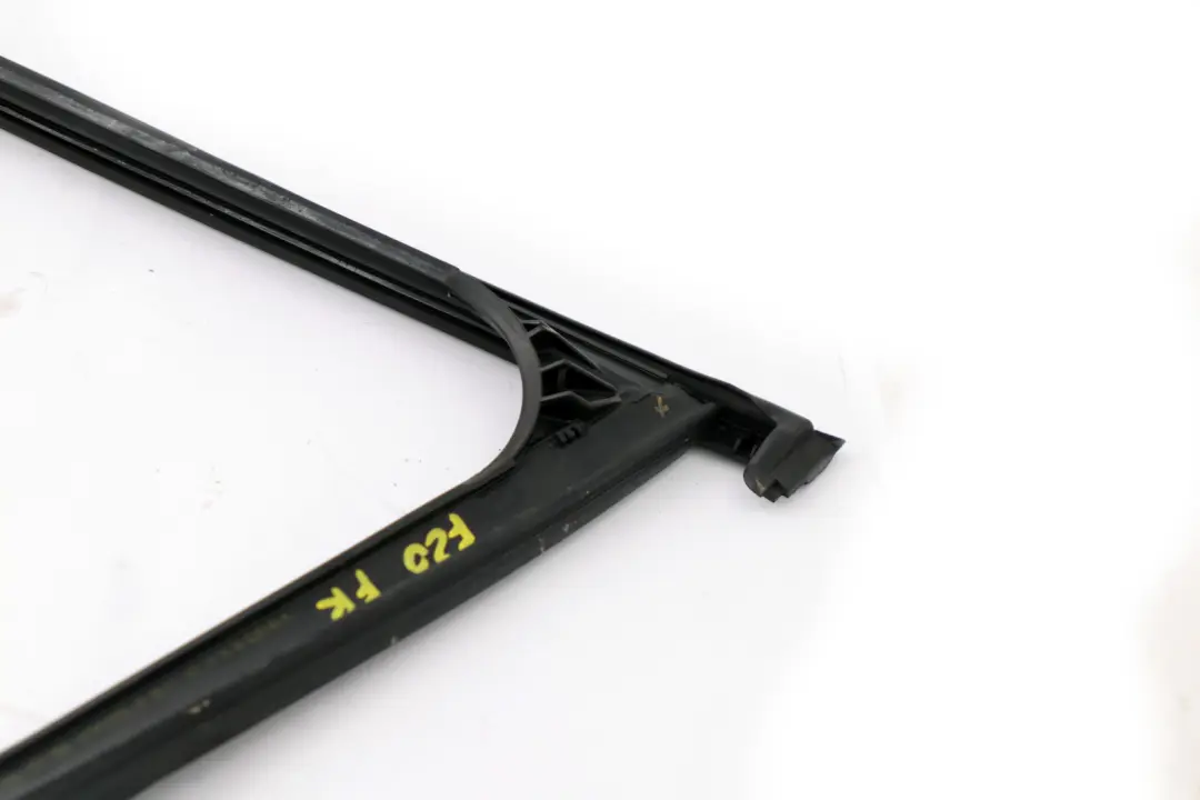 Uszczelka Szyby Drzwi Prawy Przód do BMW F20 o numerze 7240858 BMW F20 Uszczelka Szyby Drzwi Prawy Przód - SKU 7240858 - Numer Części 7240858