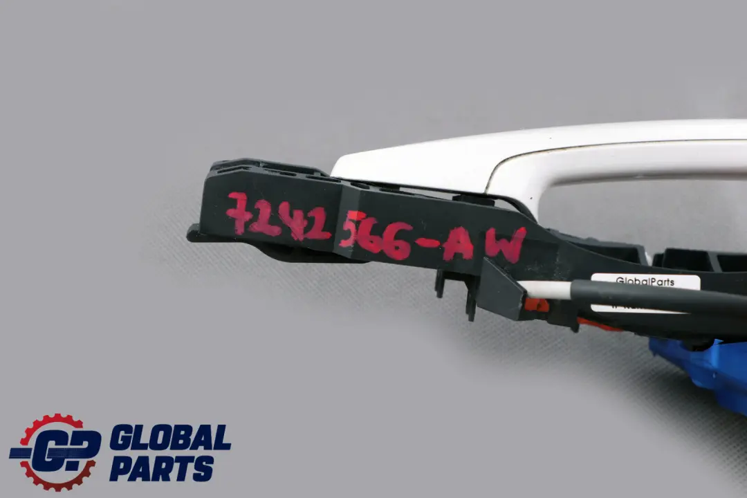 Poignee de maintien arriere droite complete Alpinweiss Blanc 300 pour BMW F20 LCI à propos du numéro de pièce 7242566 BMW F20 LCI Poignee de maintien arriere droite complete Alpinweiss Blanc 300 - SKU 7242566-AW - Numéro de pièce 7242566