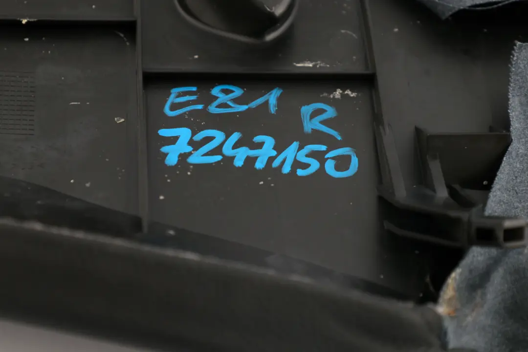 Finitura Laterale Angolo Nero Pelle Sedile Posteriore Destro per BMW E81 E82 con numero di parte 6984878 BMW E81 E82 Finitura Laterale Angolo Nero Pelle Sedile Posteriore Destro - SKU 7247150 - Numero di parte 6984878