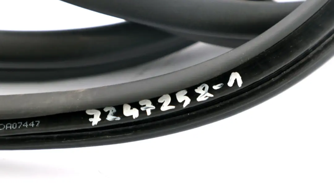 Protezione Bordo Porta Anteriore Sinistra Destra 7247257 per BMW E90 E91 con numero di parte 7247258 BMW E90 E91 Protezione Bordo Porta Anteriore Sinistra Destra 7247257 - SKU 7247258-1 - Numero di parte 7247258