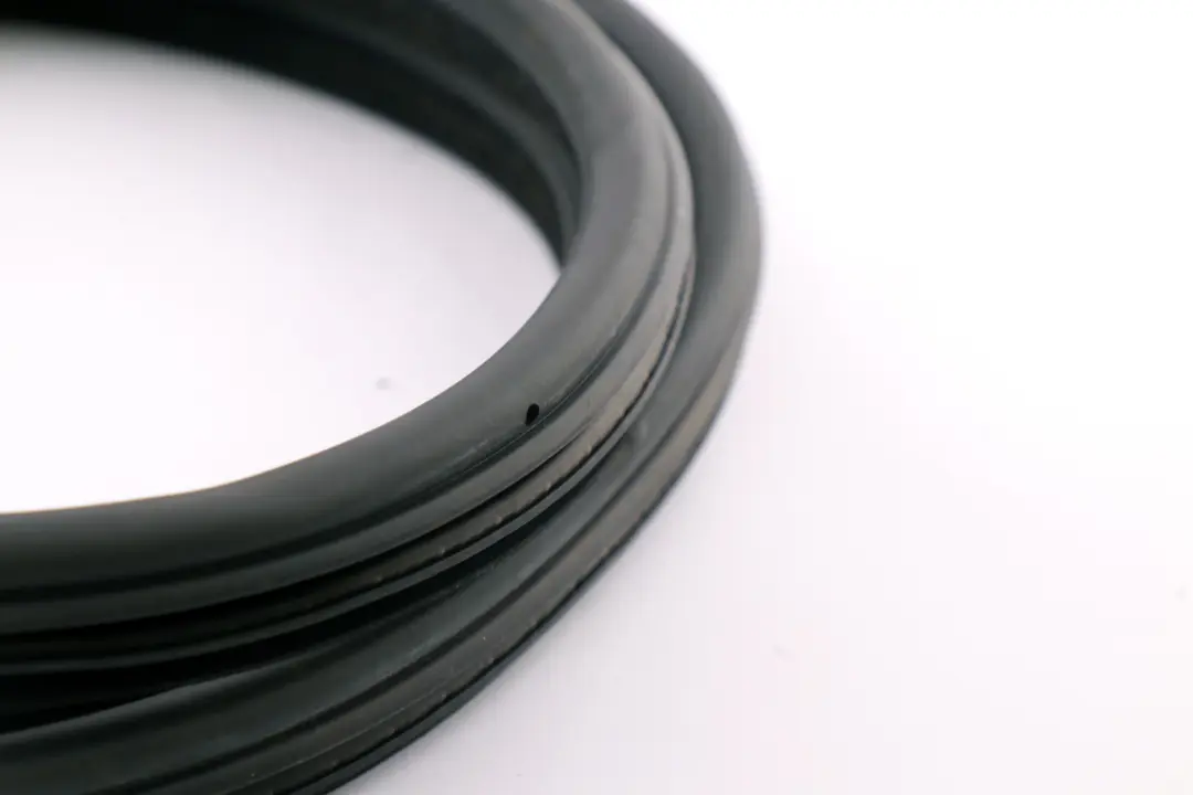 Porta Guarnizione Esterna Anteriore Sinistra Destra per BMW E90 E91 LCI con numero di parte 7247258 BMW E90 E91 LCI Porta Guarnizione Esterna Anteriore Sinistra Destra - SKU 7247258 - Numero di parte 7247258