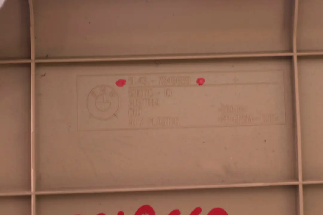 Osłona słupka lewa lewy tył beż do BMW E90 LCI o numerze 7249669 BMW E90 LCI Osłona słupka lewa lewy tył beż - SKU 7249669 - Numer Części 7249669