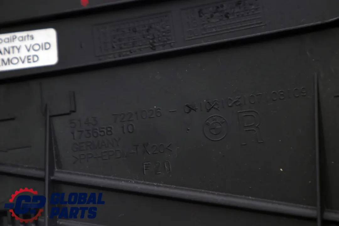 Osłona słupka B prawy górny czarny do BMW F20 o numerze 7221026 BMW F20 Osłona słupka B prawy górny czarny - SKU 7253328 - Numer Części 7221026