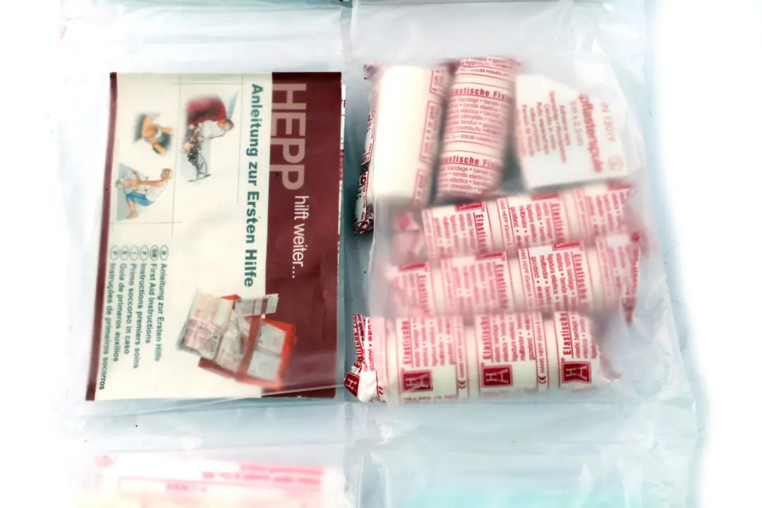 Aide Kit Sac Noir 7110 pour BMW Premiere à propos du numéro de pièce 7263439 BMW Premiere Aide Kit Sac Noir 7110 - SKU 7263439 - Numéro de pièce 7263439