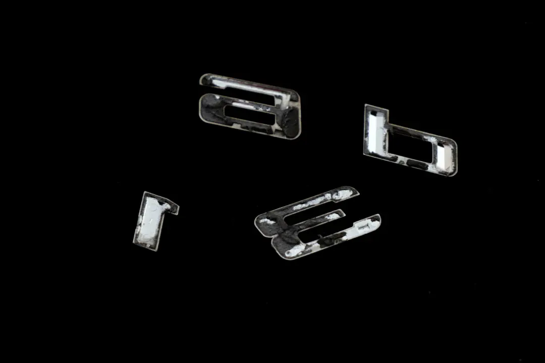 Emblema Baule Stivale Posteriore Aderito Badge Lettering 316 D per BMW E90 LCI con numero di parte 7264020 BMW E90 LCI Emblema Baule Stivale Posteriore Aderito Badge Lettering 316 D - SKU 7264020 - Numero di parte 7264020