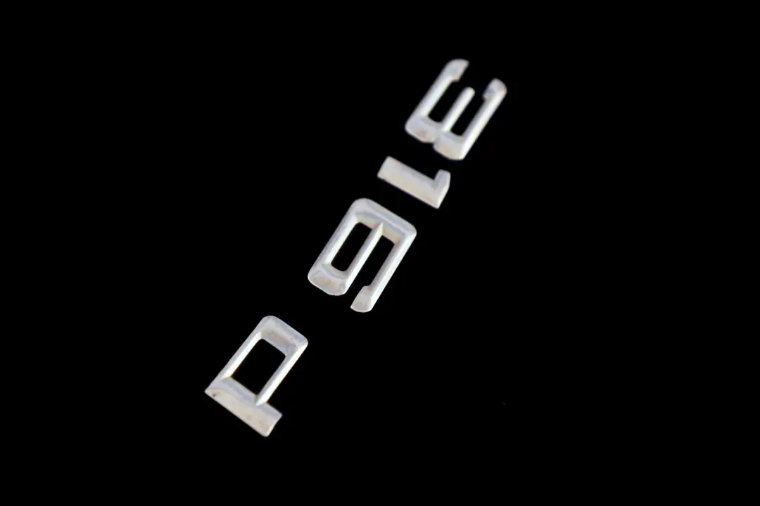 Emblema Baule Stivale Posteriore Aderito Badge Lettering 316 D per BMW E90 LCI con numero di parte 7264020 BMW E90 LCI Emblema Baule Stivale Posteriore Aderito Badge Lettering 316 D - SKU 7264020 - Numero di parte 7264020