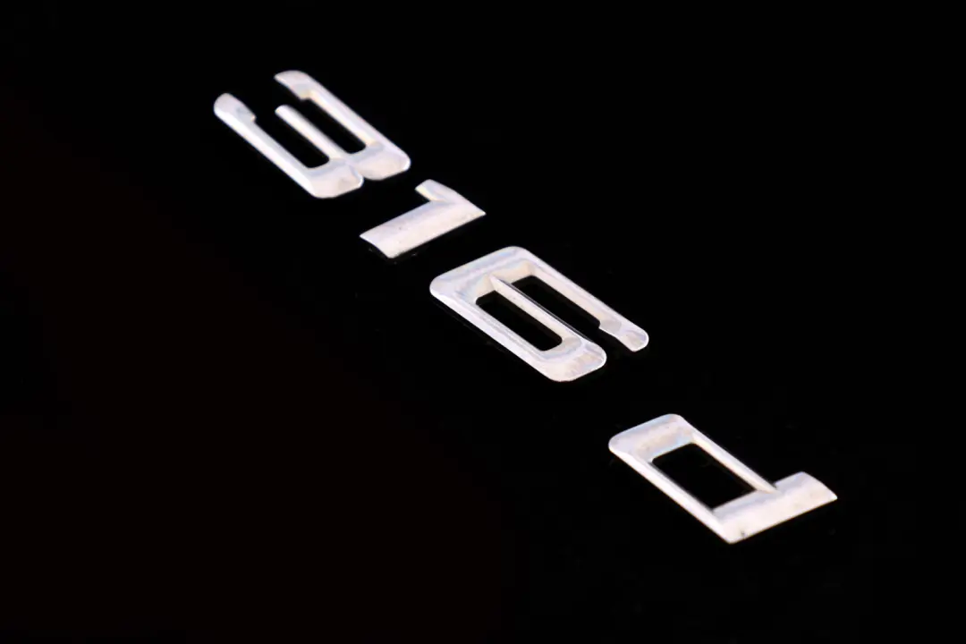 Emblema Baule Stivale Posteriore Aderito Badge Lettering 316 D per BMW E90 LCI con numero di parte 7264020 BMW E90 LCI Emblema Baule Stivale Posteriore Aderito Badge Lettering 316 D - SKU 7264020 - Numero di parte 7264020